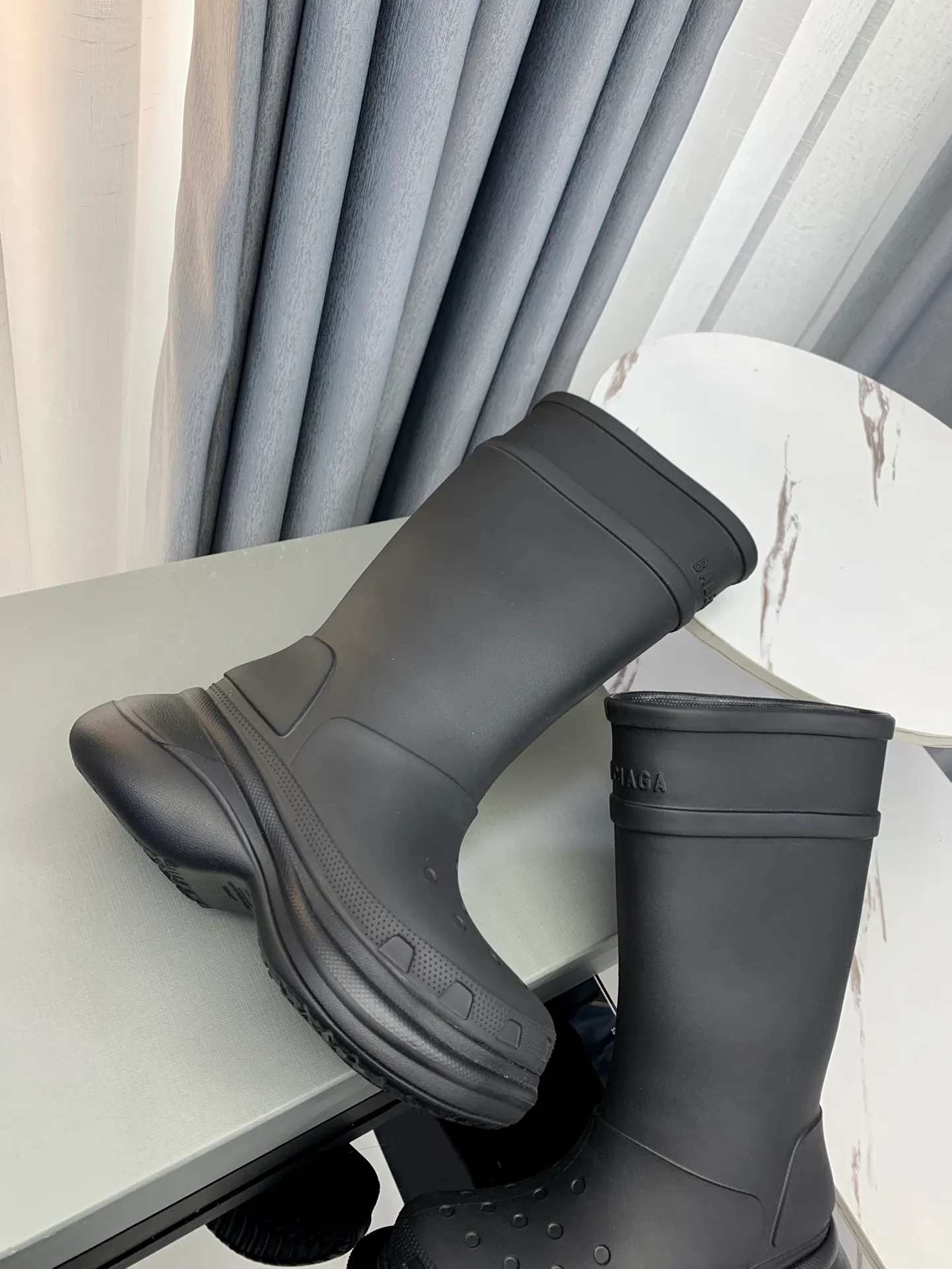 👟👟Ex-factory price 560🌈🌈 Women's Shoes Women's Clothing Couple Style Men's and Women's Sizes 35-46 Balenciaga Crocs new co-branded hole-in-the-wall rain boots are now available! A rain boots that are popular on Instagram, Xiaohongshu and other major platforms! Made of high-tech materials and molded in one piece, it is lightweight, wear-resistant, and waterproof! The heel height is 6CM and the colors are being added one after another to meet your various color combinations and different needs. A very cost-effective product!